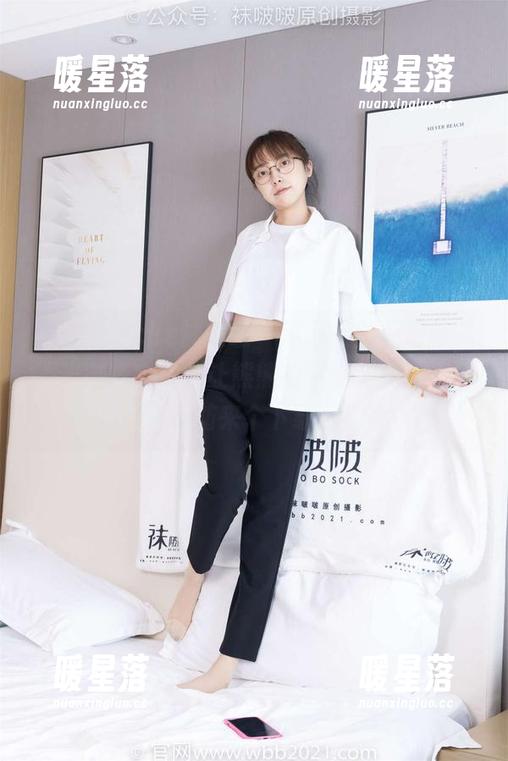 BoBoSocks袜啵啵-熊熊 BoBoSocks袜啵啵 - 这双安踏运动鞋,不光脚踏实地,让熊熊的腿也变美了,来,不妨来个下载吧!