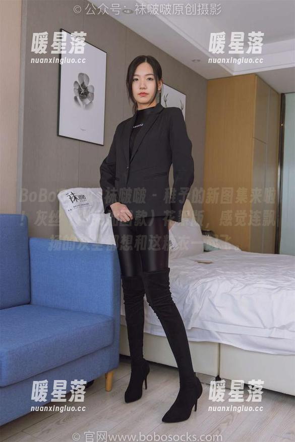 BoBoSocks袜啵啵-稚予 BoBoSocks袜啵啵 - 稚予的新图集来啦!灰丝(脚尖加固款)花絮版,感觉连飘扬的灰尘都想和这糖衣一起飞。