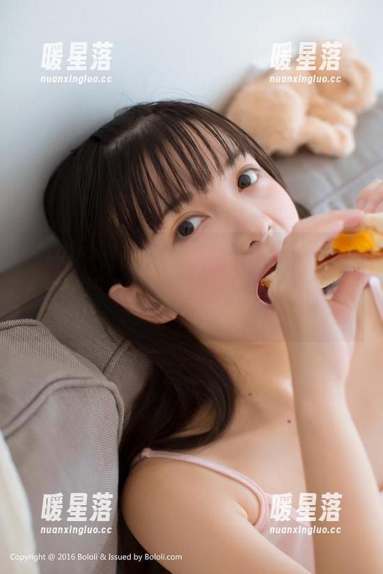 BoLoli菠萝社-柳侑绮Sevenbaby BoLoli菠萝社 - 在马尔代夫悠闲游,柳侑绮Sevenbaby的写真套图:我努力摆姿势找角度,最后发现“随便一拍”最美!