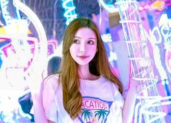 Feilin嗲囡囡 – 作品里的弯曲姿态，王婉悠Queen带来的瑜伽启示