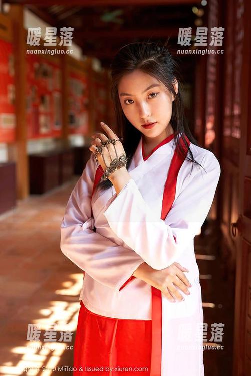MiiTao蜜桃社-木奈奈 MiiTao蜜桃社 - 听说灰丝是流行趋势,木奈奈的图包下载后,能不能让我跟上潮流?