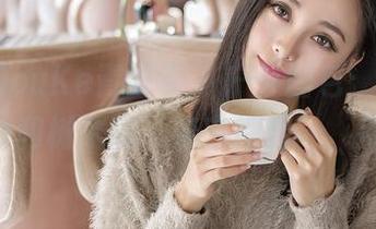 QingDouKe青豆客 – 户外图包：绮里嘉ula和树木的“亲密接触”，别问