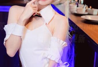 一只咬人的猫,Sally Dorasnow的女仆装cos带你欢乐更新