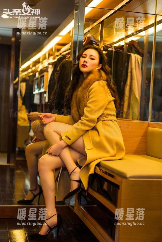 TouTiao头条女神-松果儿 TouTiao头条女神 - 牛仔裤写真之路,松果儿其实是偷偷练习跳舞的吧?