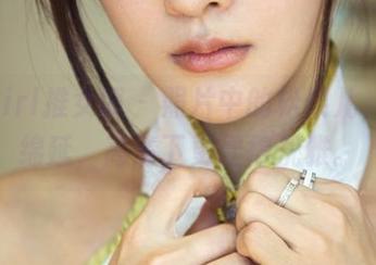 TuiGirl推女郎 – 照片中的松果儿，长腿绵延，高清下更显得优雅。