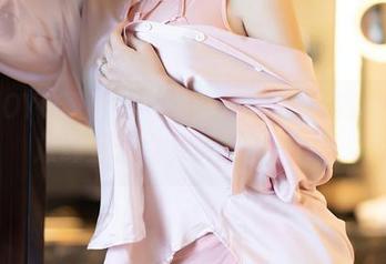 XIAOYU语画界 – 在车旁秀腿：程程程的放肆魅惑合集，胆儿真大！