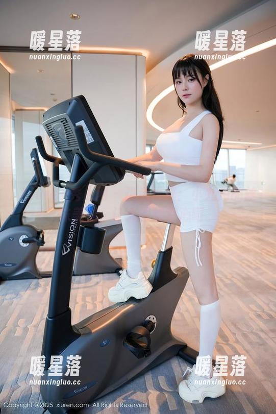 Xiuren秀人网-小九月 Xiuren秀人网 - 精选写真:小九月的丝袜美腿,让人很难专心啊。