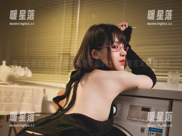 你十七鸽 你十七鸽就爱玩这种灰色地带的护士照,看完又想喝汤去。