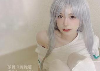在倦倦喵的泳池梦里：原图的懒散与套图的平淡