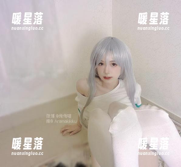 倦倦喵 在倦倦喵的泳池梦里:原图的懒散与套图的平淡