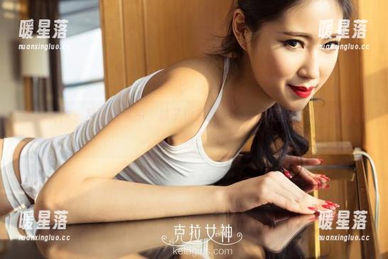 克拉女神 - 吕佳的私拍，袜子也在发呆，原图是真实还是略带神秘？