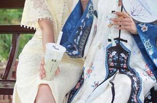 初夏女神 - 内衣写真界的依依,亲自上演无圣光的羞涩一幕。