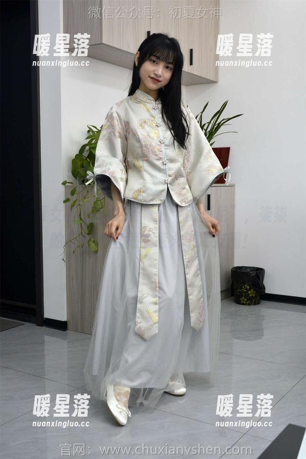 初夏女神-柒柒 初夏女神 - 142条高清“比基尼”,柒柒的美腿套图竟然惹火了朋友圈!