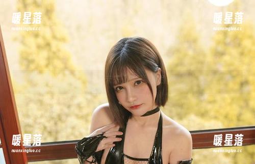 千夜未来 最新水着图册发布,千夜未来又来继续她的美丽游泳池之旅了。