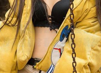 尤果网 - 美替在瑜伽垫上的全套写真,有没有坐直会看起来更好呢?