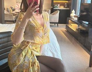 微密圈 – 果儿Victoria新品定制，碎花裙黑丝图集，不禁让人挑眉