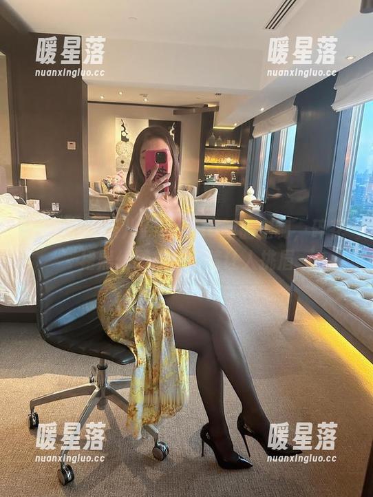果儿Victoria 微密圈 - 果儿Victoria新品定制,碎花裙黑丝图集,不禁让人挑眉