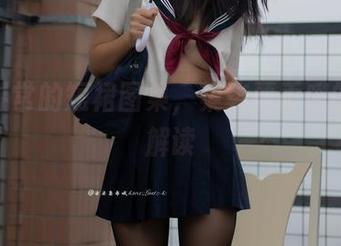 不同寻常的短裙图集,柒柒要乖哦的独特解读