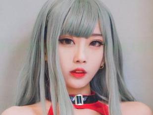 清颜颜子好像在黑色里藏了些什么,有点像大雨来之前的阴霾!
