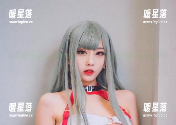 清颜颜子 清颜颜子好像在黑色里藏了些什么,有点像大雨来之前的阴霾!