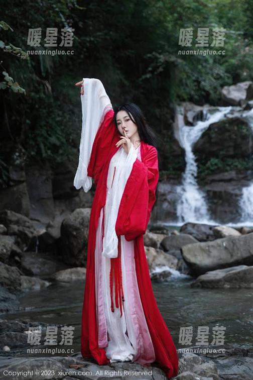 秀人网-小樱koko 秀人网 - 小樱koko写真:粉色的想象力,夹杂着夏天冰淇淋的味道。