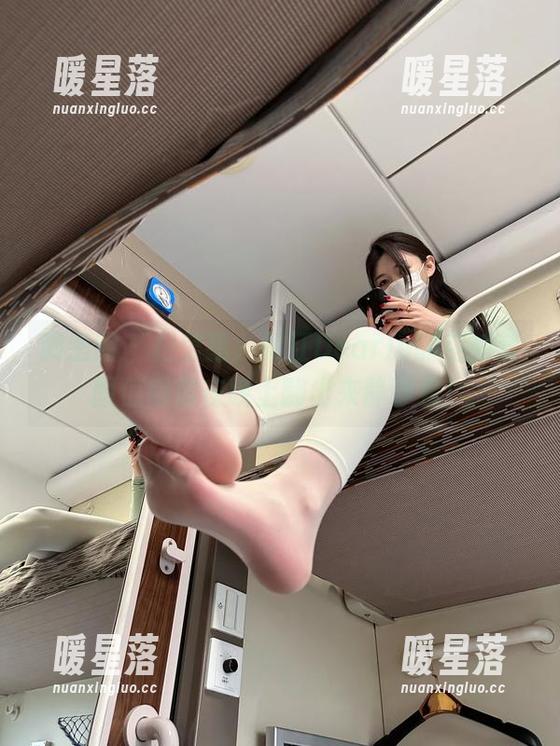 脸红Dearie 微密圈 - 相信我,脸红Dearie的空姐套图值得你在晚上翻出来静静看!