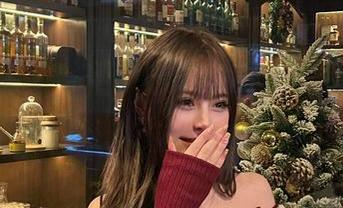 看，黑丝下的芊芊酱w在图集里轻轻舞动了