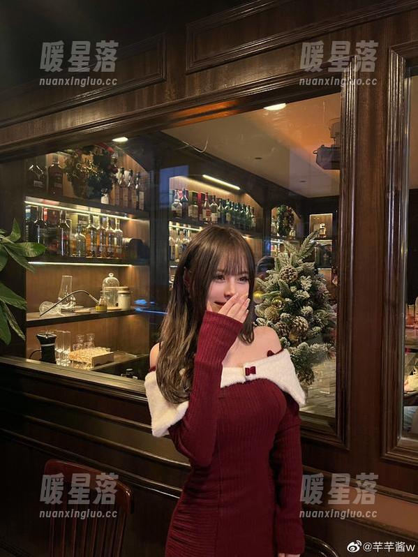 芊芊酱w 看,黑丝下的芊芊酱w在图集里轻轻舞动了