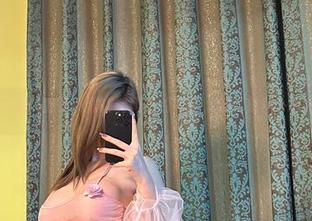 微密圈 – 看！醇子小姨在制服里的写真，随便放弃一切都值了。